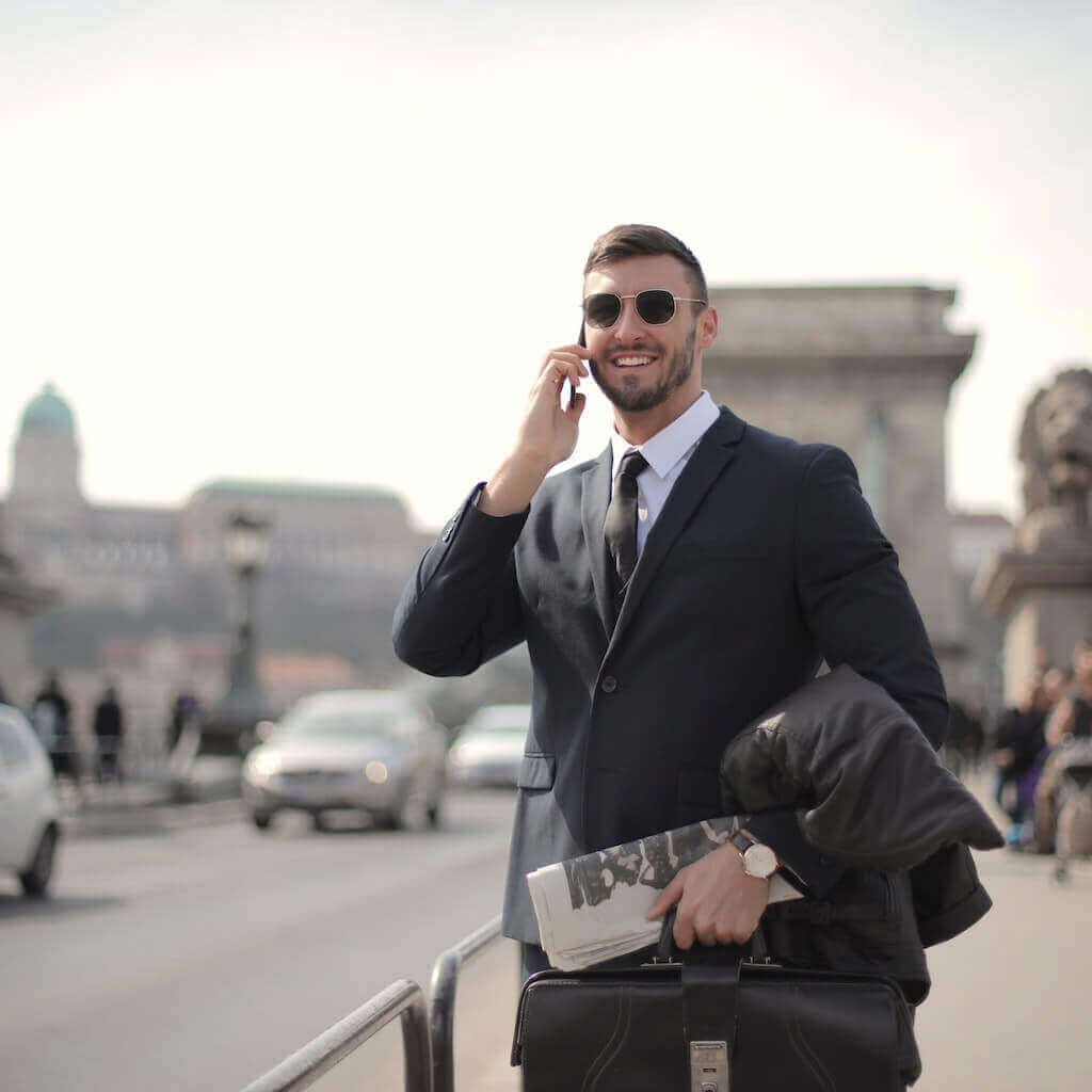 Business man - Mise en place d'une épargne régulière (investissements, assurance-vie, PEA)